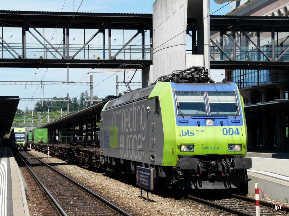 bls - 485 04-6 vor Gterzug im Bahnhof Spiez an 07.08.2010