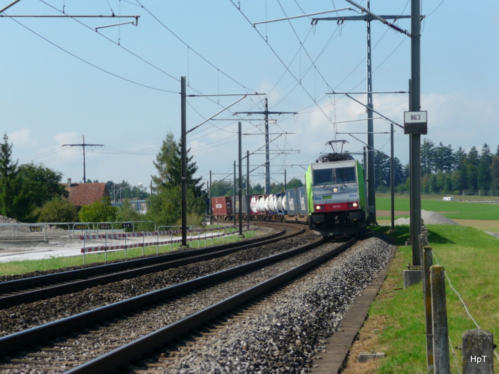 bls - 486 504-4 mit Gterzug unterwegs bei Hindelbank am 15.09.2011 .. Standort des Fotografen auserhalb des Zaunnes