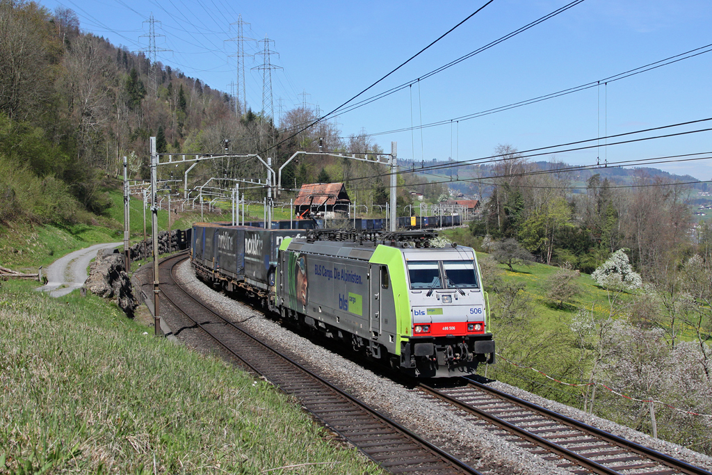BLS 486 506 mit einem KLV Zug am 26.04.2012 bei Immensee.