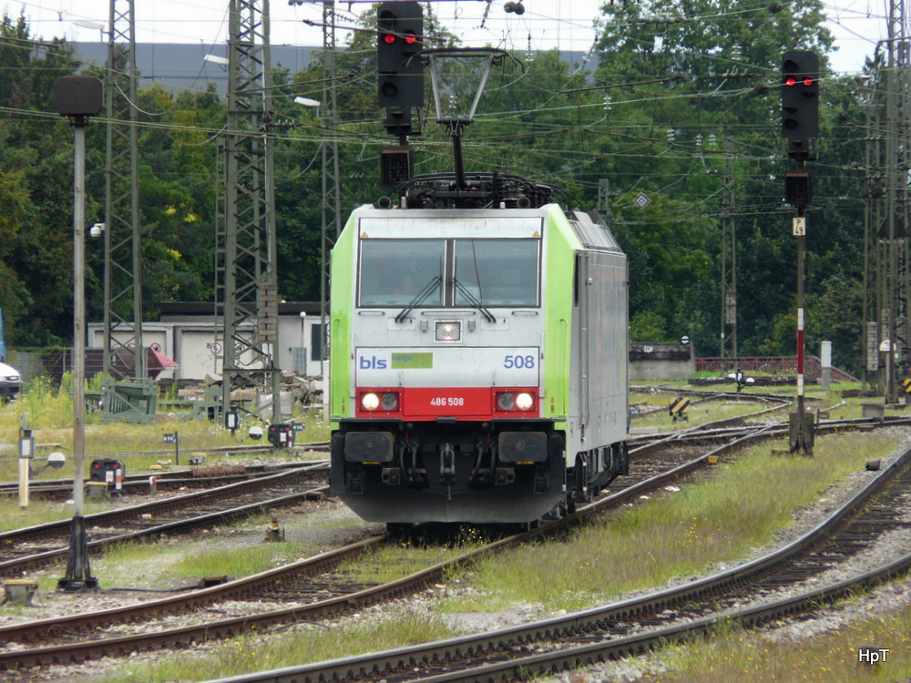 bls - 486 508 im Bahnhofsareal von Bahnhof Basel Badischer Bahnhof am 28.07.2012 .. Standort des Fotografen auf dem Bahnhofsperron..