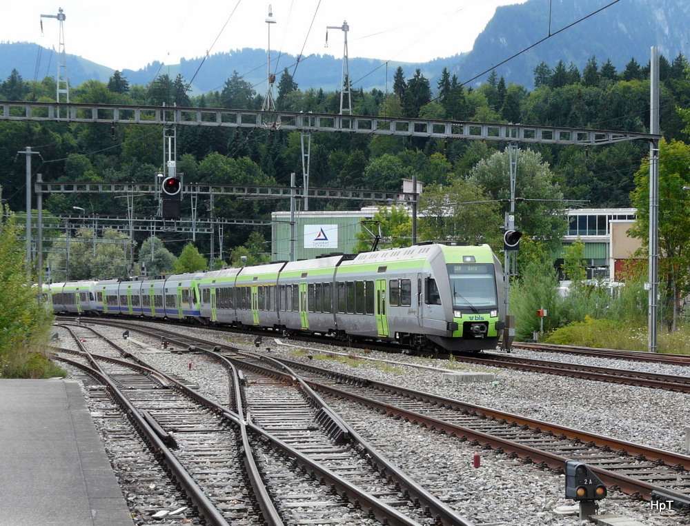 bls - 535 111-9 mit 525 und 535 als RE bei der durchfahrt im Bahnhof Gwatt am 04.08.2012