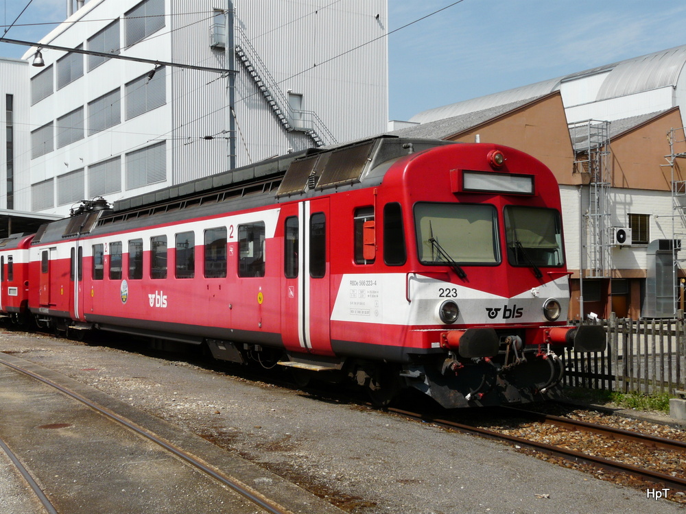 bls - Abgestellter Triebwagen RBDe 4/4 566 223-4im Bahnhof Oberburg am 03.08.2013