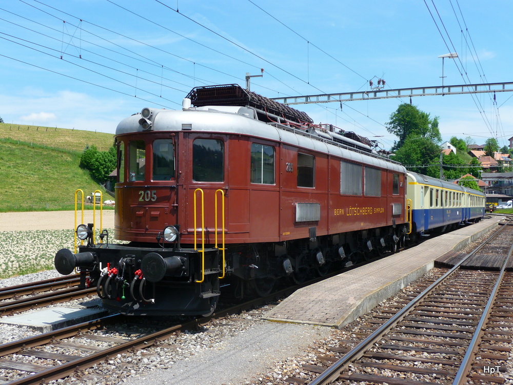 BLS - Ae 6/8 205 mit zwei 1 Kl. Personenwagen im Bahnhof Sumiswald-Grnen am 08.06.2013