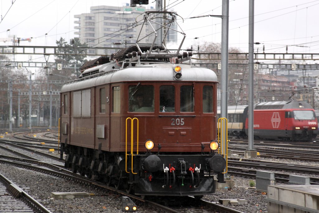 BLS Ae 6/8 bei der Einfahrt im Bahnhof Bern. Zur weiterfahrt Mit dem Swiss Classic Train nach Brig.