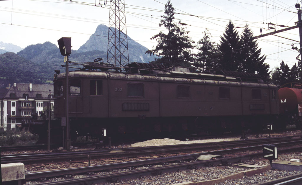 BLS Ae 6/8 Nr. 202 in Brig vor Gterzug, aufgenommen im Sommer 1979.
Diese Lok wurde 1984 ausrangiert und abgebrochen.