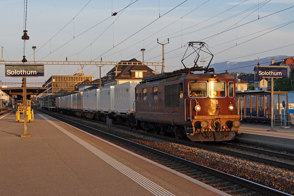 BLS: Am 26. Juli 2013 konnte bereits bei Sonnenaufgang der etwas spezielle, alltgliche Gterzug mit der Re 425-165 in Solthurn-HB (anlsslich der Durchfahrt in Richtung Olten) fotografiert werden.
Foto: Walter Ruetsch 