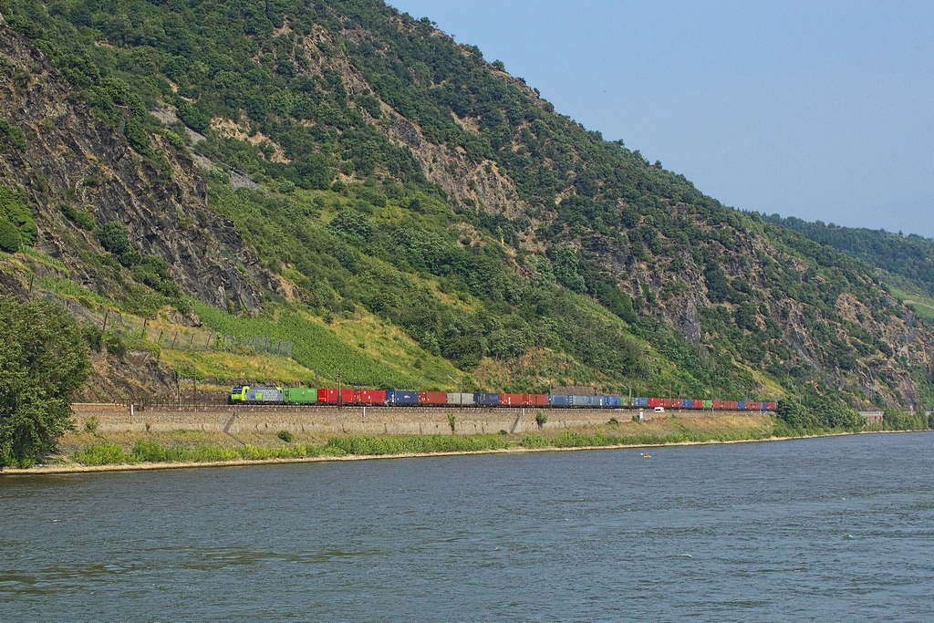 BLS ist am Rhein ein eher seltener Gast, prsentierte sich aber am 14.7.2013 mit einem Containerzug rheinabwrts gen St. Goarshausen