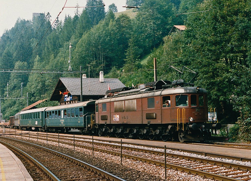 BLS: Anlsslich der Feierlichkeiten zum Jubilumsfest  75 Jahre BLS  befand sich auch die Ae 6/8 207 (1939-1943) noch im betriebstchtigen Zustand. Diese bereits historische Aufnahme ist im Jahre 1988 auf der Station Blausee-Mitholz entstanden.
Foto: Walter Ruetsch 