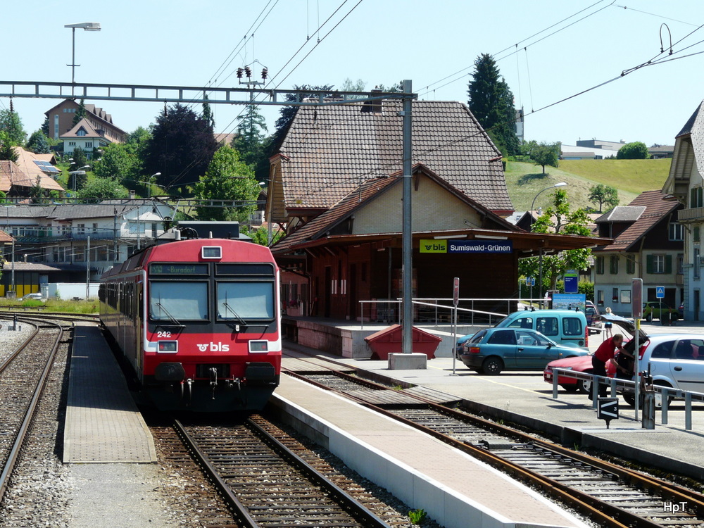 bls - Bahnhof Sumiswald-Grnen mit Regionalzug am 26.06.2010 .. Fotostandpunkt aus Fahrendem Dampfextrazug .. 