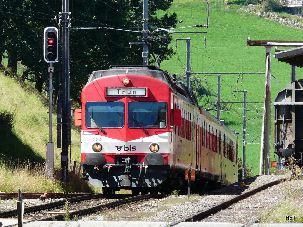 bls - Bei der einfahrt in den Bahnhof von Biglen Regio mit dem Triebwagen RBDe 4/4 566 224-2 an der Spitze am 18.08.2012