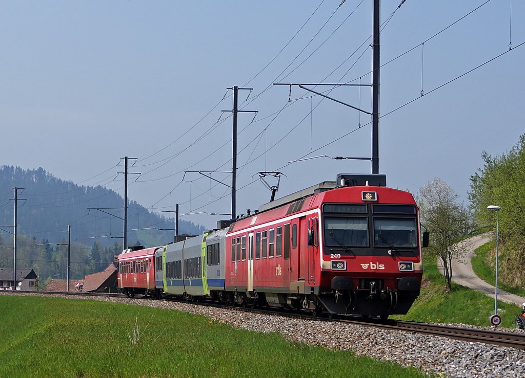 BLS: Bunte S 4 kurz vor dem Endbahnhof Langnau i.E. aufgenommen am 1. Mai 2013.
Foto: Walter Ruetsch