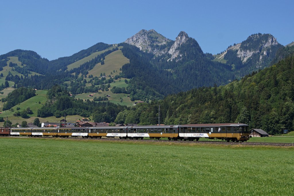 BLS: Der GOLDEN PASS PANORAMIC EXPRESS ist auf dem gesamten BLS-Netz zurzeit noch der einzige Personenzug, der mit einer Re 425, EW ll-Wagen sowie einem alten BDt gefhrt wird. BDt 940 bei Boltigen am 27. Juli 2013.
Foto: Walter Ruetsch