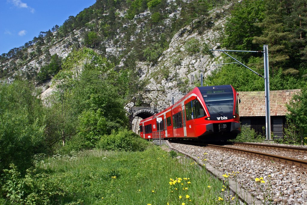 BLS: Die Regios Solothurn-Sonceboz wurden im Jahre 2007 noch mit den roten BLS ex RM GTW'S gefhrt. Inzwischen wurden sie durch SBB - Dominos ersetzt. Die Aufnahme des BLS RABe 526 280 ist am 19. Mai 2007 bei Court entstanden.
Foto: Walter Ruetsch  