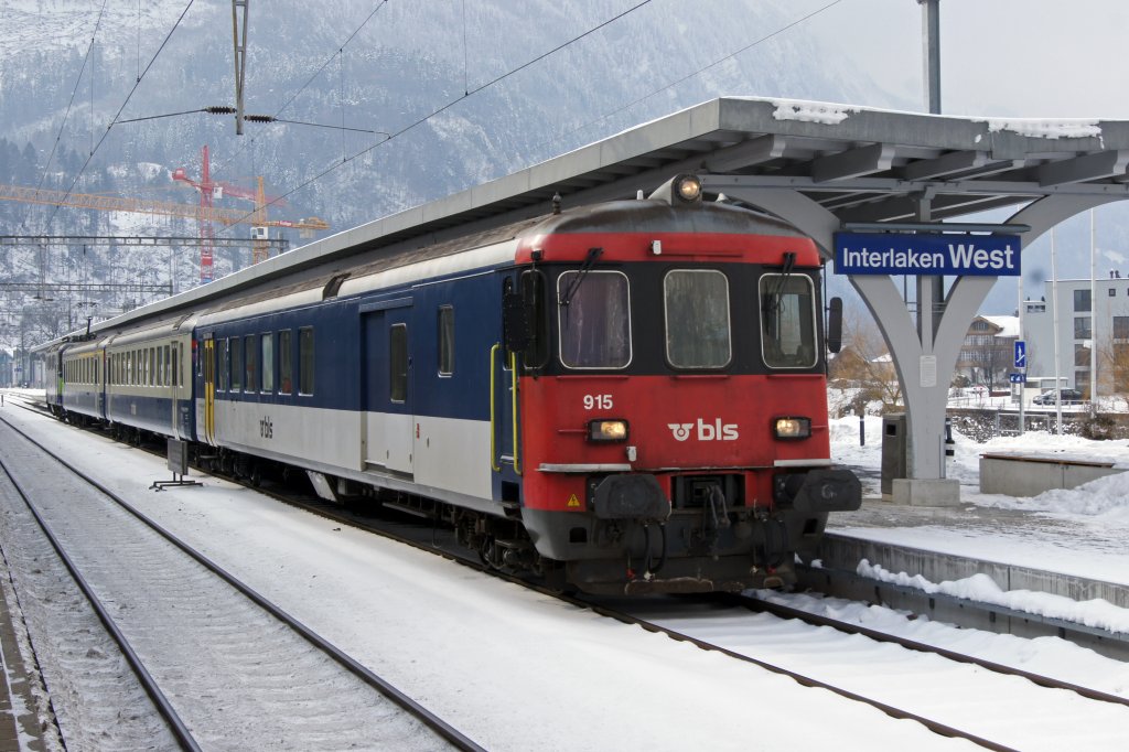 BLS: Die  Zufallsaufnahme  vom 11. Februar 2012 des kurzen EW-l-Pendelzuges mit dem ex SBB BDt 915 in Interlaken West ist bereits Geschichte!
Dank der Inbetriebnahme der  Mutzen  werden diese Lokzge nicht mehr bentigt. Die Steuerwagen werden sogar abgebrochen. Foto: Walter Ruetsch