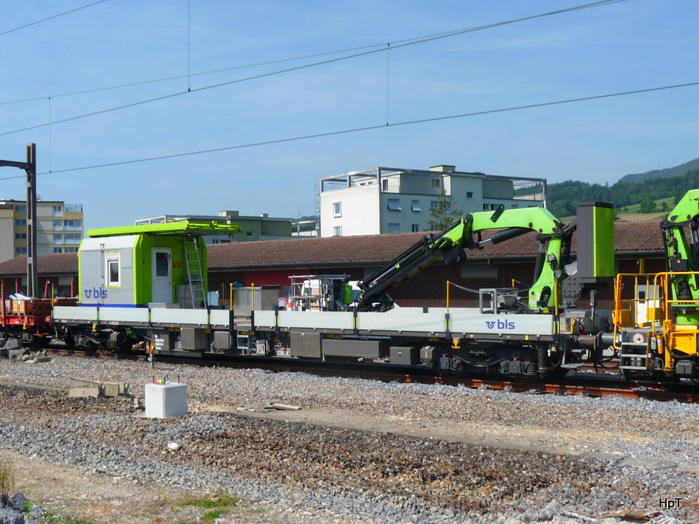 bls - Dienstfahrzueg  XTmas  99 85 92 59 511-5 abgestellt im Bahnhofsareal von Grenchen Nord am 21.08.2011