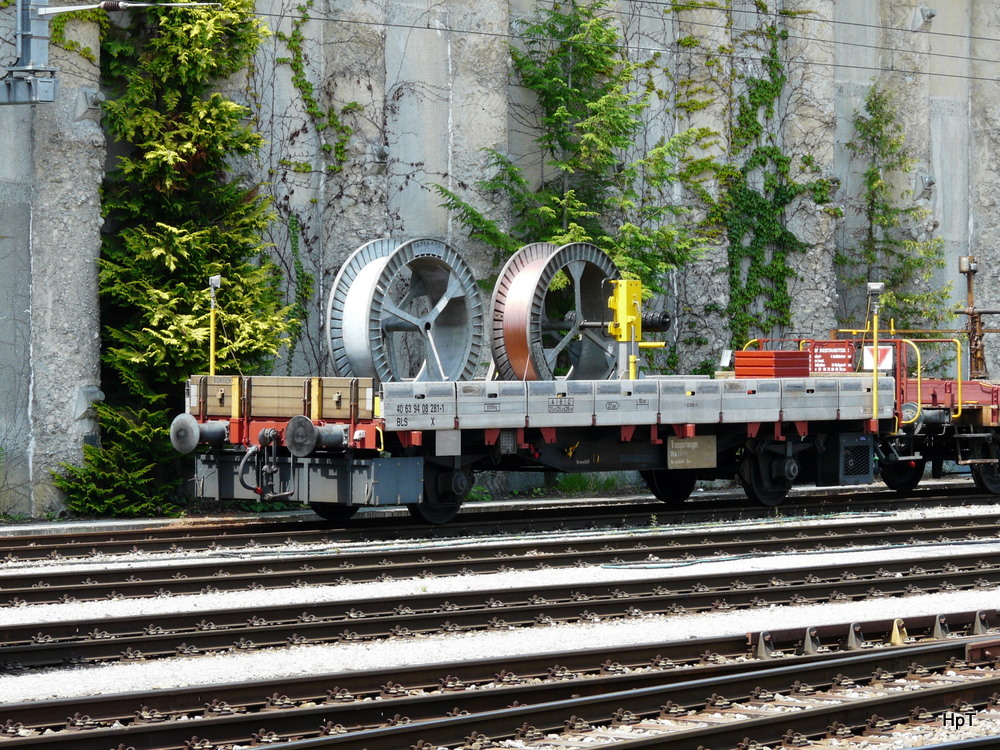 bls - Dienstwagen X 40 63 94 08 281-1 im Bahnhof Spiez am 01.07.2011