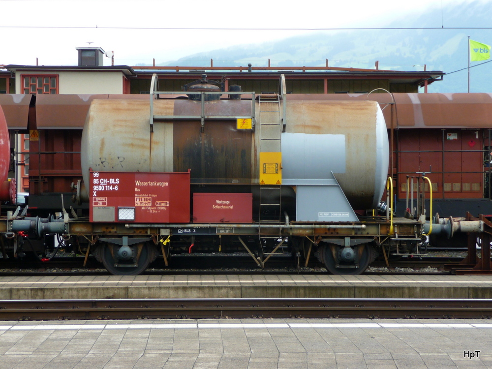 bls - Dienstwagen X 99 85 95 90 114-6 im Bahnhofsareal von Spiez am 21.07.2012