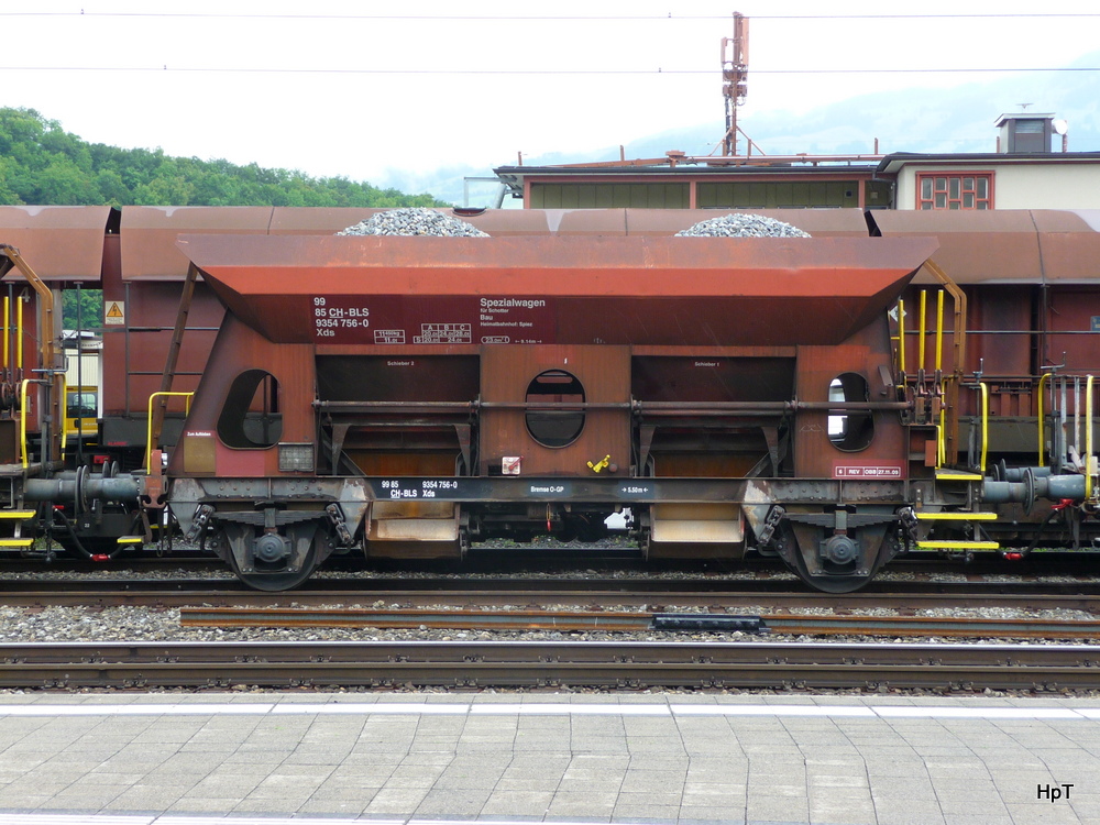 bls - Dienstwagen Xds 99 85 93 54 756-0 im Bahnhofsareal von Spiez am 21.07.2012