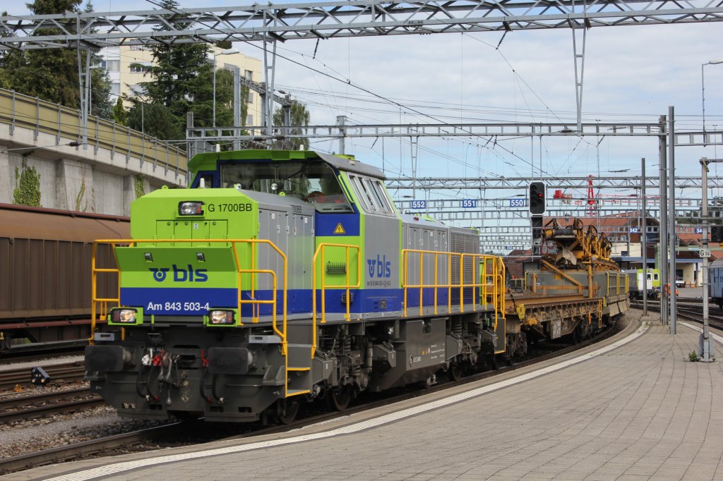 BLS Diesellok Am8432 503-4 mit Bauzugwagen durchfhrt am 20.06.2011 den Bahnhof Spiez