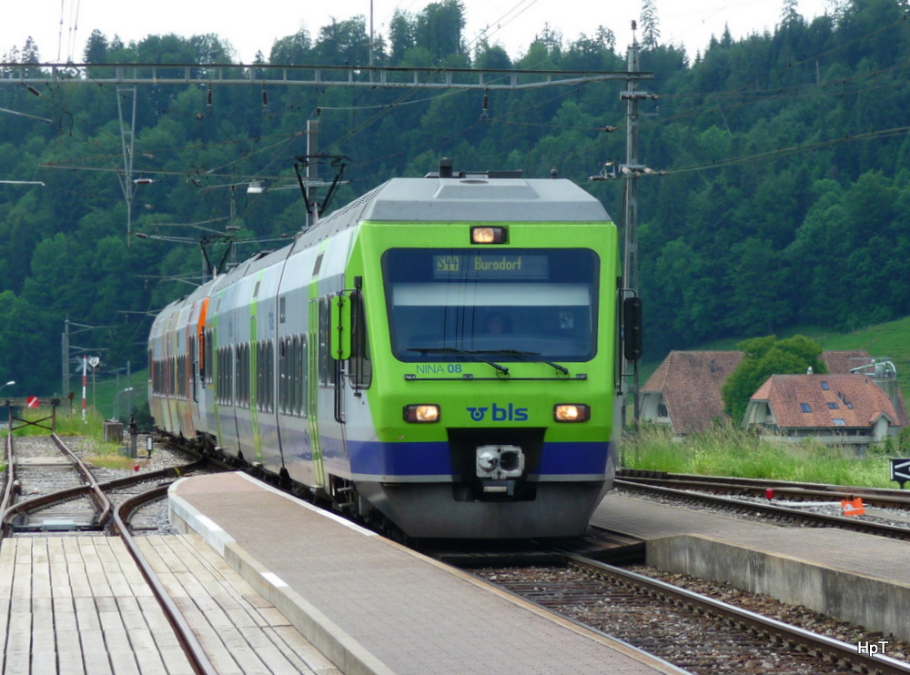 BLS - Einfahrende Triebzge RABe 525 008 und 525 035 in Sumiswald-Grnen am 09.06.2012