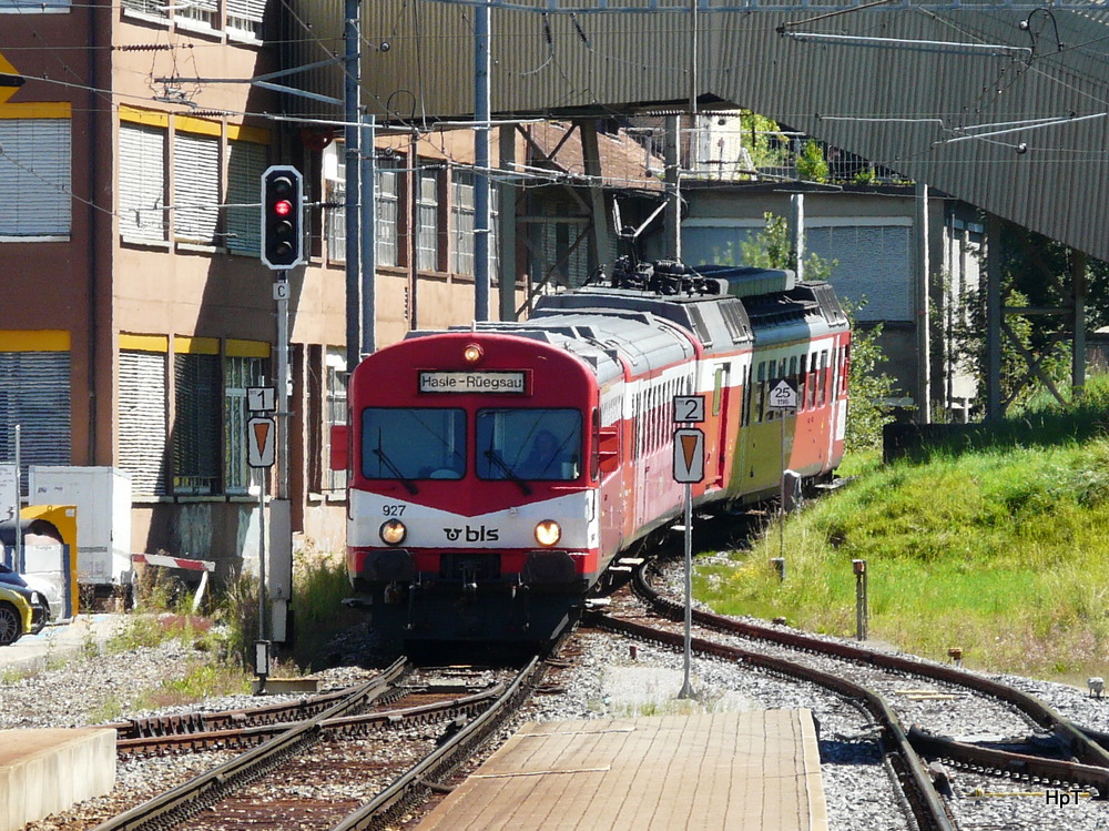 BLS - Einfahrender Regio in den Bahnhof Biglen am 18.08.2012
