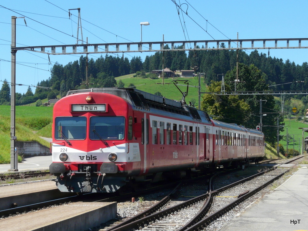 bls - Einfahrender Regio in Biglen mit dem Triebwagen RBDe 4/4  566 224-2 an der Spitze am 18.08.2012