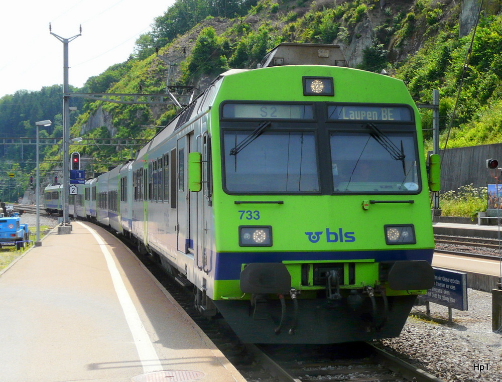bls - Einfahrender Regio nach Laupen im Bahnhof Flamatt am 24.06.2012
