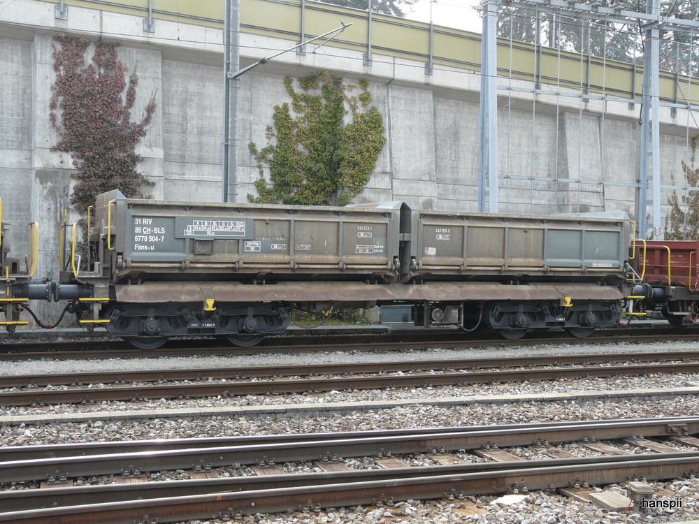 bls - Gterwagen vom Typ Fans-u 31 85 677 0 504-7 im Bahnhofsareal von Spiez abgestellt am 06.04.2013