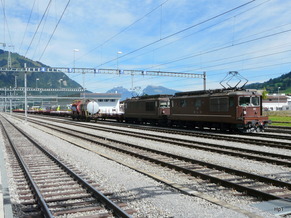 BLS - Gterzug mit den Loks Re 4/4 189 und Re 4/4 190 in Frutigen am warten am 17.09.2012
