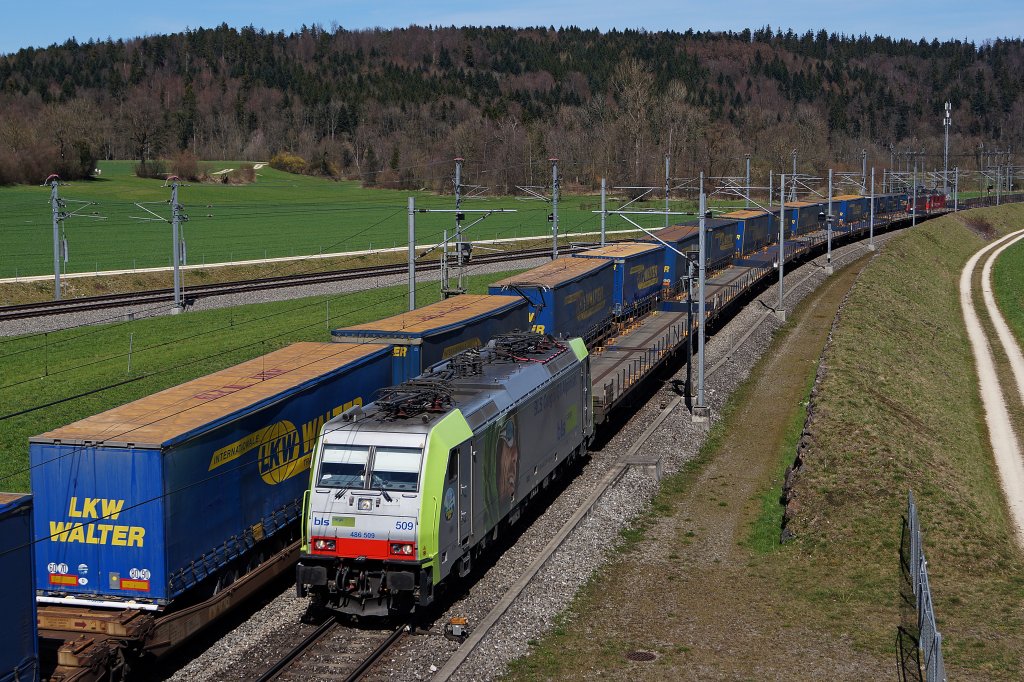 BLS:  Gterzugskreuzung zwischen BLS Cargo und Crossrail  Der von der BLS Cargo 486 509 gefhrte Leermaterialzug wurde anlsslich einer Begenung mit einem Gterzug der Crossrail am 14. April 2013 zwischen Olten und Burgdorf im Bilde festgehalten.

Foto: Walter Ruetsch  
