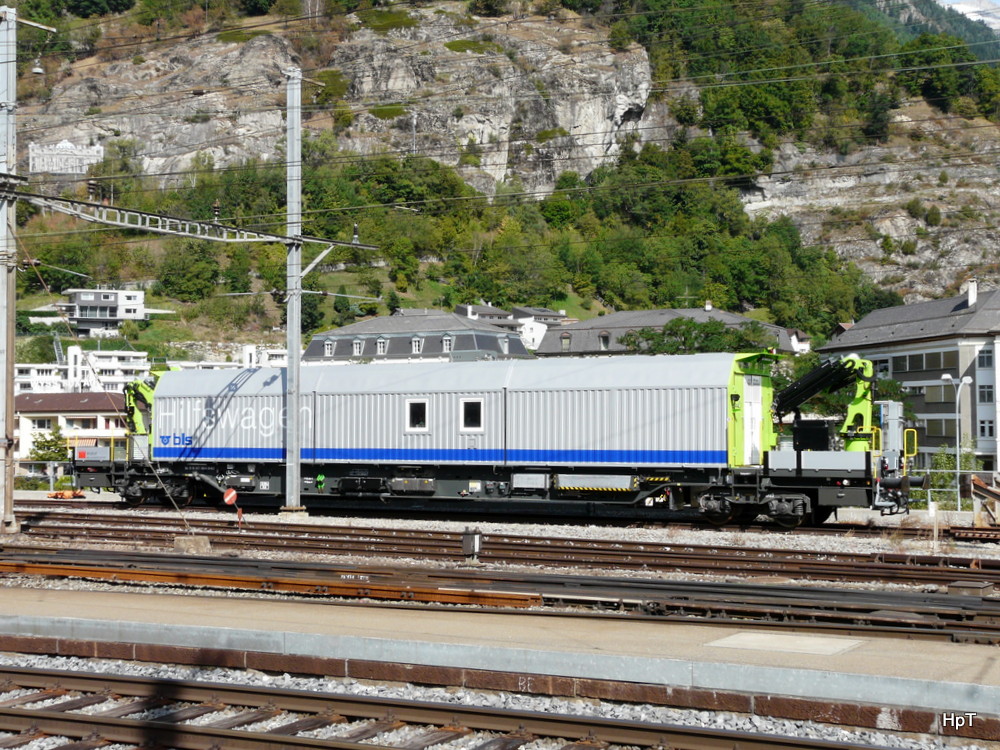 bls - Hilfswagen Xas 99 85 92 77 503-0 abgestellt im Bahnhofsareal in Brig am 03.09.2012