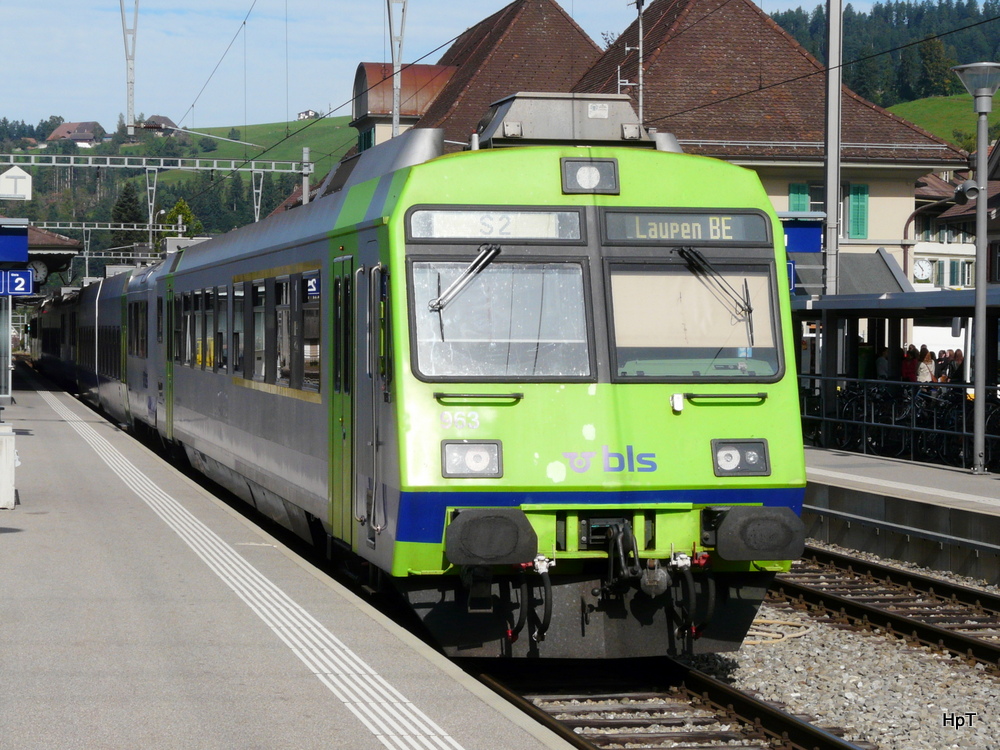bls - Im Bahnhof Langnau der Steuerwagen ABt 50 85 80-35 963-8 am 17.09.2012