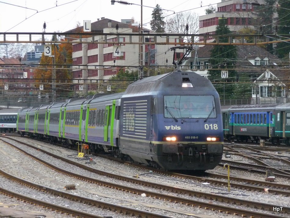 bls - Im Vorfeld des Bahnhofs Bern ist die 465 018-0 mit Personenwagen am warten auf Arbeit am 09.11.2009