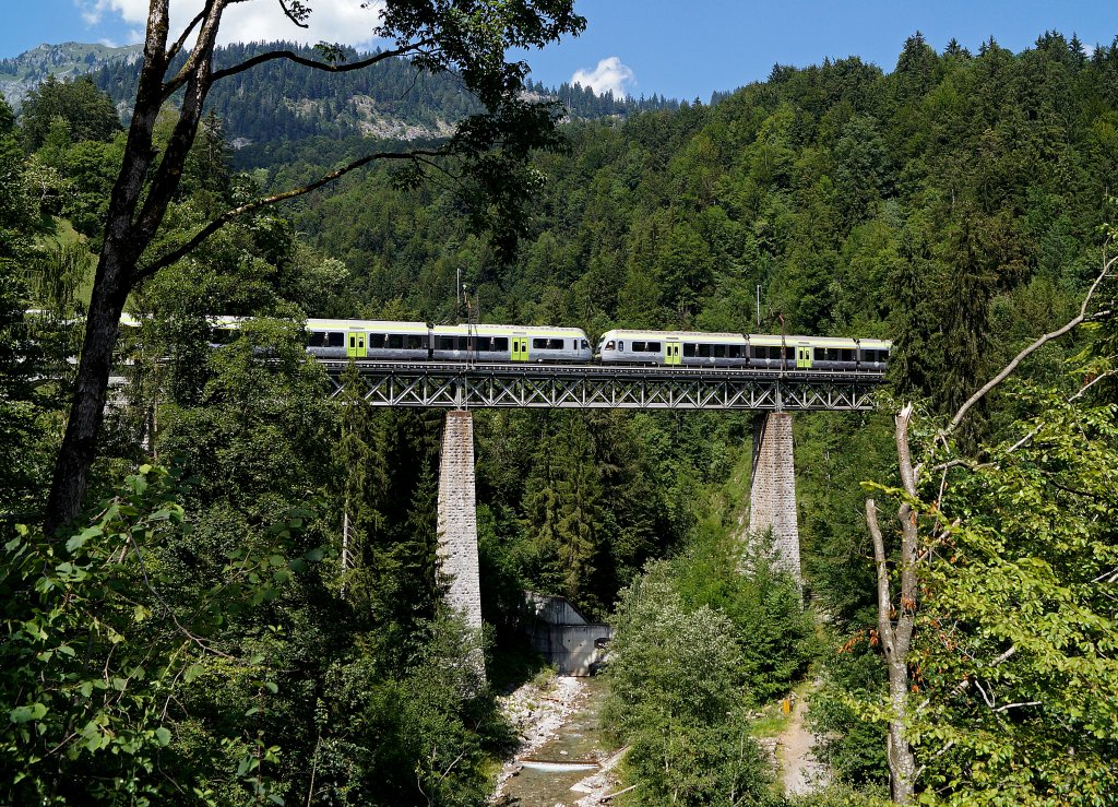 BLS: LOETSCHBERGER-DOPPELTRAKTION mit RE Spiez-Bern auf dem Weissenbacher Viadukt zwischen Zweisimmen und Erlenbach am 27. Juli 2013.
Foto: Walter Ruetsch 