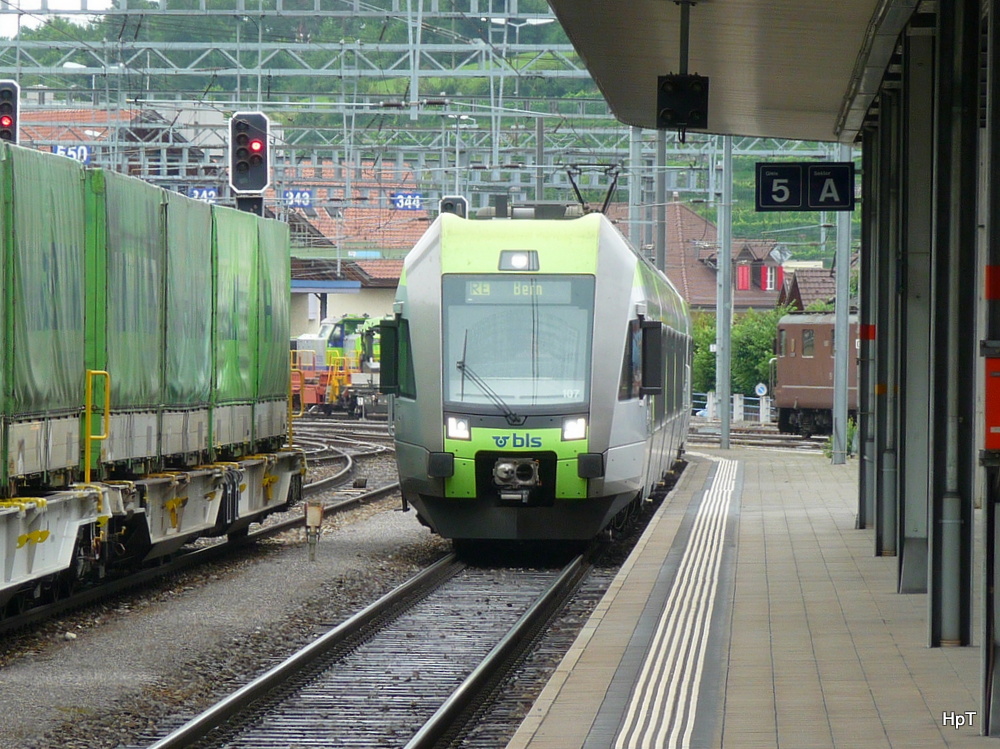 bls - Ltschberger triebzug RABe 535 007 bei der einfahrt im Bahnhof Spiez am 21.07.2012