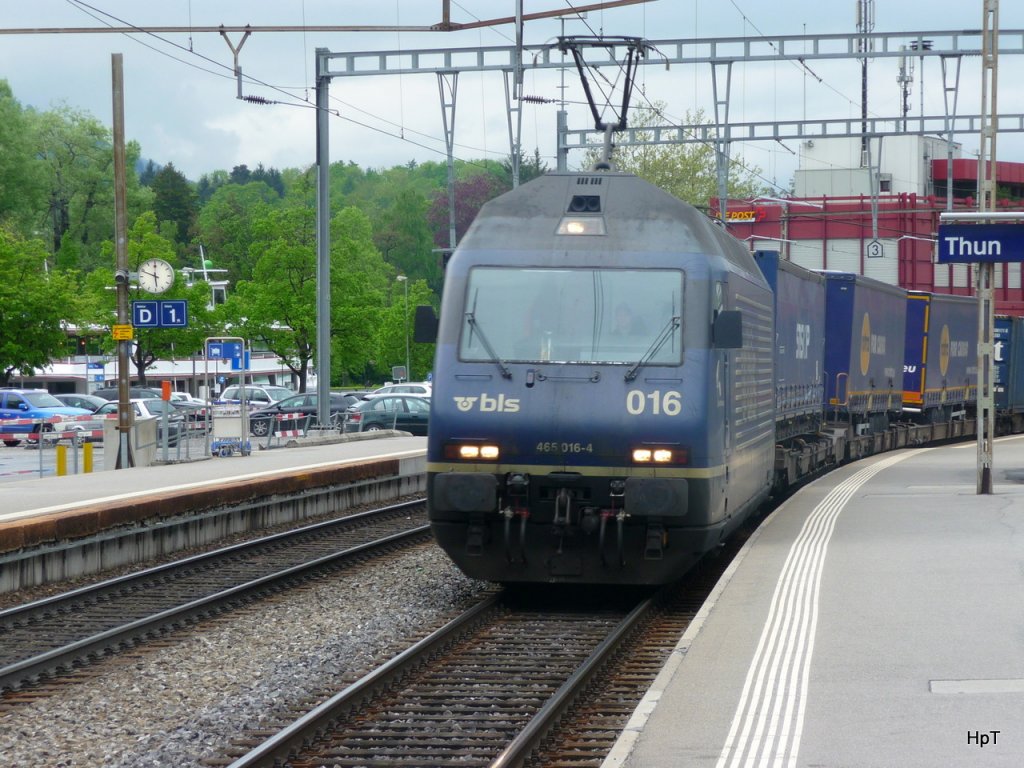 bls - Lok 465 016-4 vor Gterzug bei der Durchfahrt im Bahnhof Thun am 15.05.2010