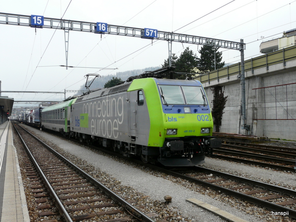 bls - Lok 485 002-0 vor Rolla im Bahnhof Spiez am 06.04.2013