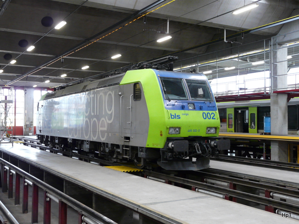 bls - Lok 485 002-0 im Werkstttearel in Spiez anlsslich eines Tag der offen Tr der Werksttte am 25.05.2013
