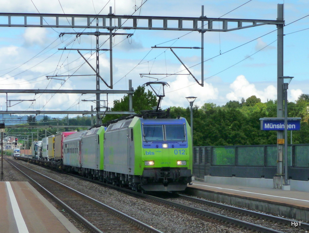 bls - Lok 485 012-9 und 485 001-2 vor Rolla bei der Durchfahrt in Mnsingen am 10.09.2010