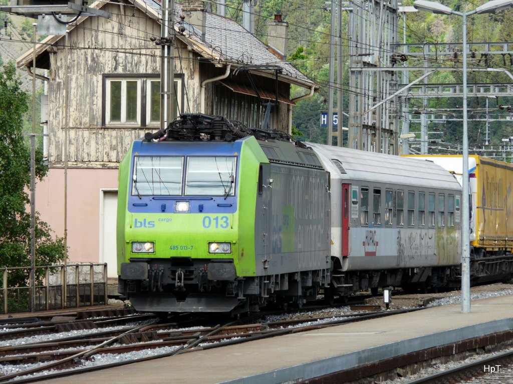 bls - Lok 485 013-7 vor Rollazug bei der ausfahrt aus dem Bahnhof Brig am 10.05.2010