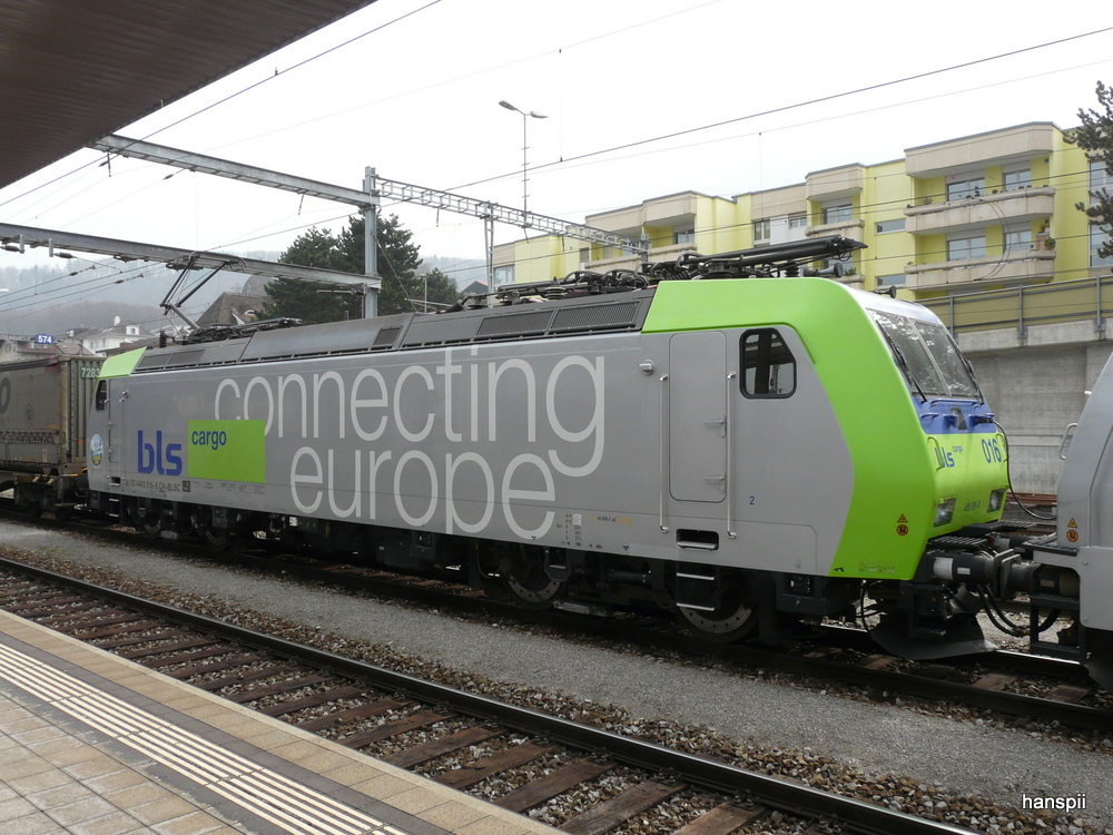 bls - Lok 485 016-0 vor einem Gterzug im Bahnhof Spiez am 06.04.2013