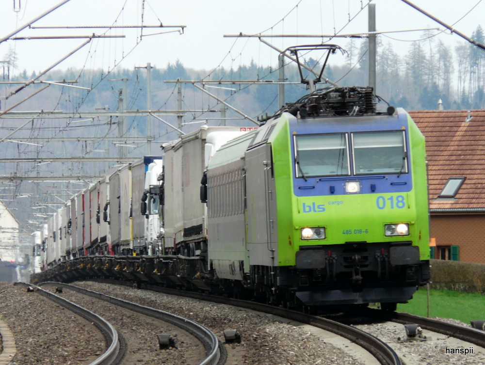 bls - Lok 485 018-6 mit Rolla unterwegs bei Lyssach Richtung Bern am 18.04.2013