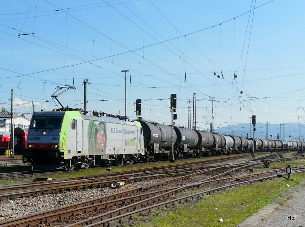 bls - Lok 486 503-6 mit Zisternenwagen bei der Durchfahrt im Bahnhof Basel Bad. am 22.09.2010 .. Belichtungsdauer: 0.003 s (10/4000) (1/400), Blende: f/6.3, ISO: 100, Brennweite: 4.60 (46/10), 