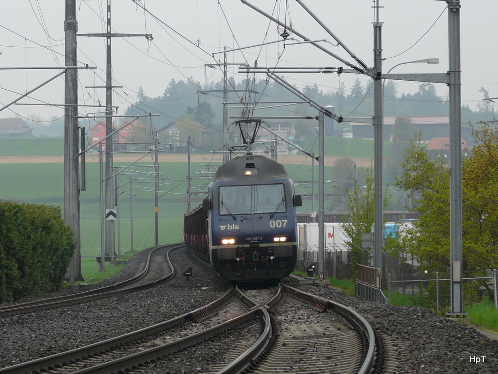 bls - Loks 465 007-3 und  Re 4.4  171 vor Gterzug unterwegs in Schnbhl am 29.04.2013