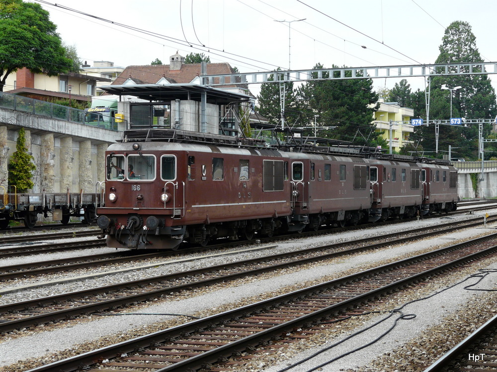 bls - Lok`s Re 4/4 166 und Re 4/4 183 und Re 4/4 173 und Re 4/4 171 im Bahnhofsareal in Spiez am 03.09.2012