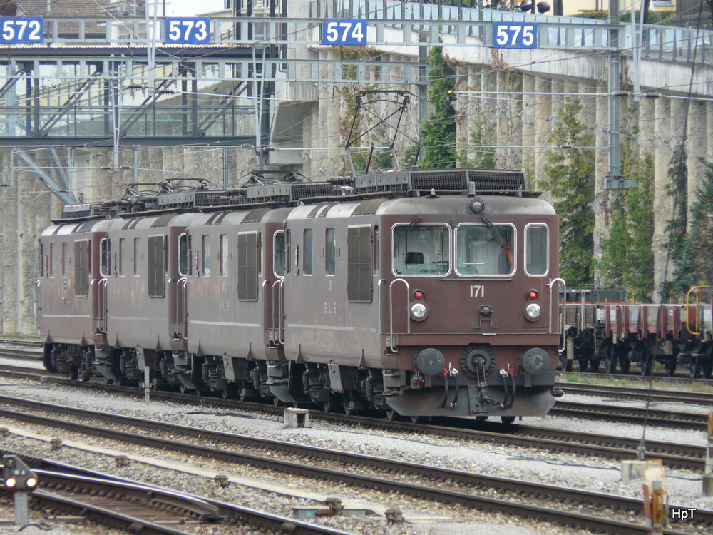 bls - Lokzug mit den Re 4/4 171 und Re 4/4 173 und Re4 /4 183 und am Schluss die Re 4/4 163 im Bahnhof Spiez am 03.09.2012


