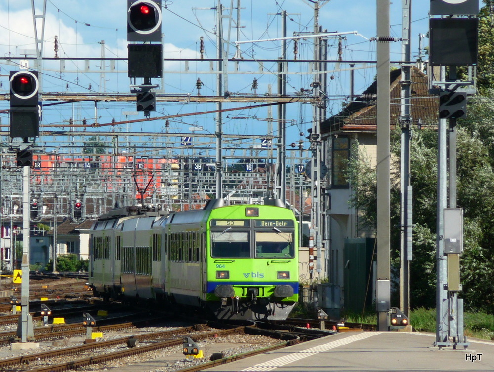 bls - Nachschuss eines Regio nach Lyss - Bern - Belp bei der ausfahrt im Bahnhof Biel am 08.09.2010