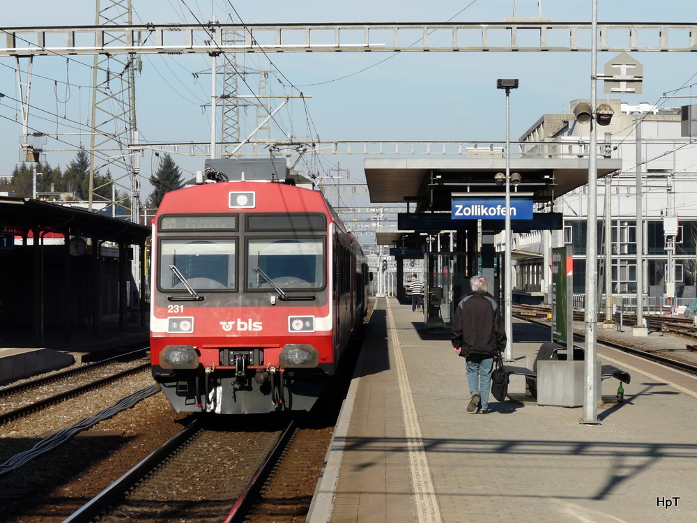 bls - Nachschuss vom Regio nach Langnau via Burgdorf mit dem schiebenden Triebwagen RBDe 4/4 566 231 im Bahnhof Zollikofen am 11.02.2011