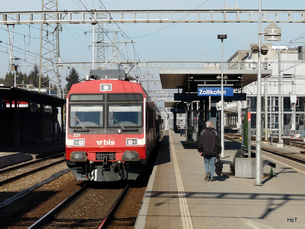bls - Nachschuss vom Regio nach Langnau via Burgdorf mit dem schiebenden Triebwagen RBDe 4/4 566 231 im Bahnhof Zollikofen am 11.02.2011