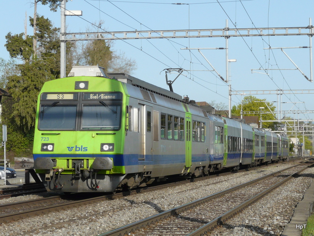 bls - Nachschuss vom Regio nach Biel mit dem Triebwagen RBDe 4/4 565 723-4 bei der einfahrt in den Bahnhof von Mnchenbuchsee am 10.04.2011